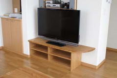 TV{[h